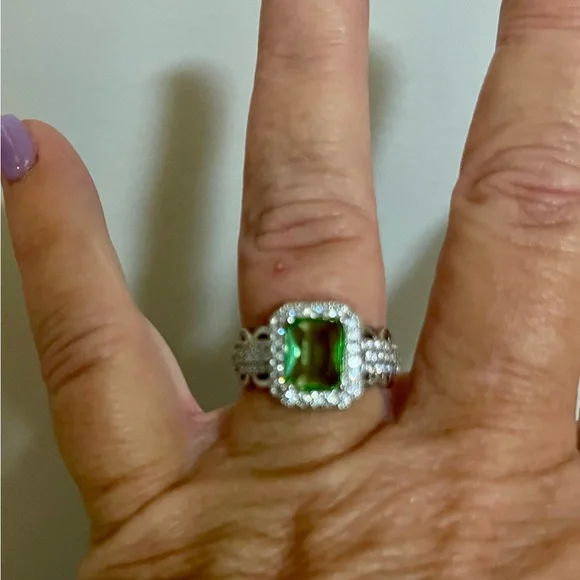 🔥2/$24 or 3/$30🔥Vintage Green Square cubic ziconia ring - Picture 2 of 9